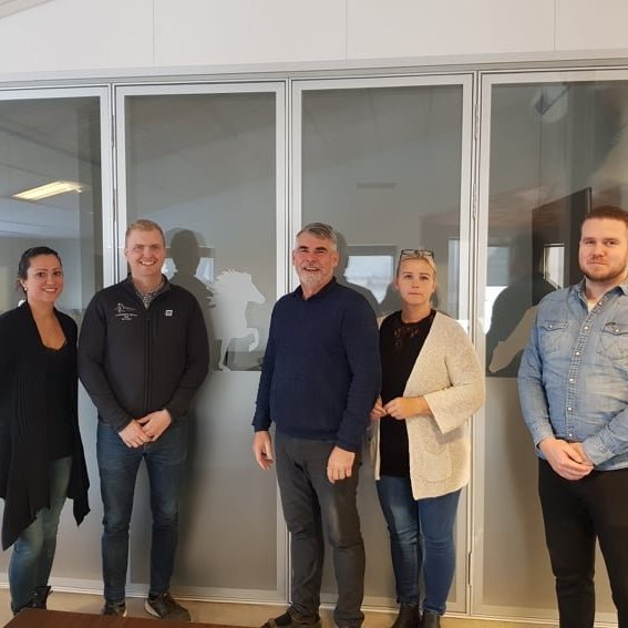 07.11.2019
Landstólpi verður einn af aðalstyrktaraðilum Landsmóts hestamanna 2020. Þau Vilborg Smáradóttir og Eiríkur Vilhelm Sigurðarson komu fyrir hönd Rangárbakka til okkar í Gunnbjarnarholtið til þess að skrifa undir samning þess efnis.