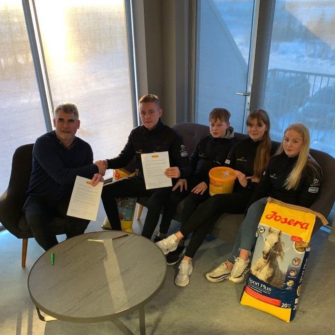 18.12.2019
Við fengum skemmtilega heimsókn í gær frá liði í Meistaradeild Líflands og æskunnar og liðsfélagar skrifuðu undir samstarfssamning við Landstólpa, umboðsaðila Josera á Íslandi. Josera er aðalstyrktaraðili og bakhjarl liðsins í vetur. Við þökkum þeim fyrir komuna og óskum þeim góðs gengis.