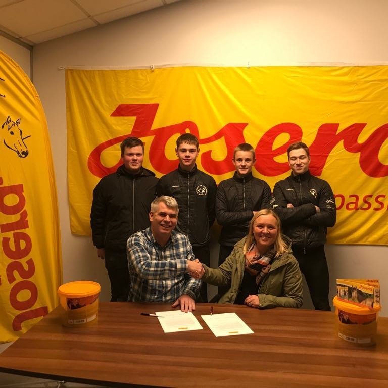 29.11.2018
Skrifað var undir styrktarsamnig við hina ungu og efnilegu knapa, Aron Erni Ragnarsson, Kára Kristinsson, Sölva Frey Jónasson og Þorvald Loga Einarsson á dögunum.
Þeir skipa öflugt lið Josera á komandi keppnistímabili.
Hlökkum til að fylgjast með þeim á keppnisbrautinni í vetur og ekki spillir fyrir að hafa gæðingana á Josera fóðurbæti