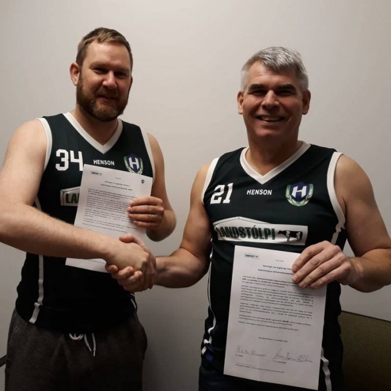 27.11.2018
Árni Þór kom fyrir hönd Körfuknattleiksdeildar Hrunamanna að skrifa undir áframhaldandi styrktarsamning við Landstólpa í dag.
Samningurinn er til tveggja ára og erum við stolt af því að styrkja áfram þetta flotta félag.
Við óskum þeim góðs gengis og erum spennt fyrir þessu áframhaldandi samstarfi