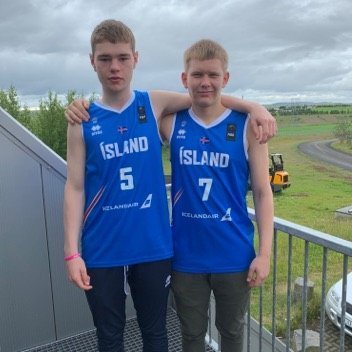 16. júlí komu til okkar 2 ungir og efnilegir körfuboltamenn frá Flúðum, en þeir Eyþór Orri og Aron Ernir eru í unglingalandsliði u-16. Strákarnir fóru í byrjun sumars til Finnlands að keppa á norðurlandamótinu og gerðu sér lítið fyrir og nældu sér í 3.sætið. Á næstu vikum eru þeir svo á leiðinni til Svartfjallalands að keppa á Evrópumóti. Landstólpi er stoltur styrktaraðili þeirra og óskar þeim félögum góðs gengis.