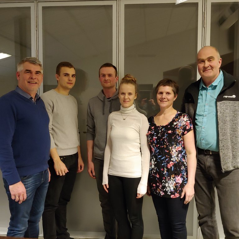 23.01.2019
Fjölskyldan í Birtingarholti 4 var að staðfesta kaup á tveimur Fullwood Merlin2 mjaltaþjónum sem settir verða upp í sumar.
Mjaltaþjónar eru þeim að góðu kunnir þar sem þau hafa mjólkað með mjaltaþjónum síðan árið 2004 en kominn var tími á endurnýjun.
Við óskum þeim Sigurði, Fjólu, Heimi og Dagnýju innilega til hamingju.