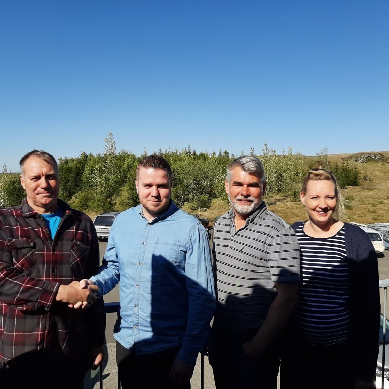 05.06.2019
Skrifað var undir samning við Bjarna R. Sverrisson í gær í blíðunni. Bjarni ætlar að reisa iðnaðarhúsnæði við Dynskála 49 á Hellu. Við óskum honum góðs gengis og til hamingju með nýja húsið.