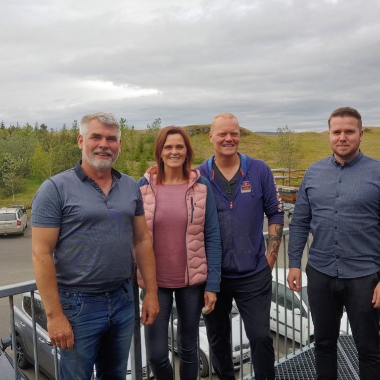 Þau Haukur og Tedda frá CampEasy ehf komu til okkar 10. júlí og skrifuðu undir samning á ríflega 1000 fermetra verkstæðis- og skrifstofuhúsnæði. Landstólpi mun koma til með að sjá um uppsteypu á sökklum og reisningu á húsinu. Við hlökkum til samstarfsins með þeim hjónum.