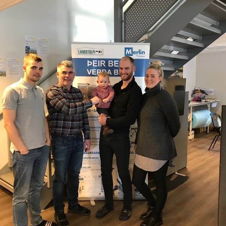 19.02.2019
Yngsti mjaltaþjónakaupandinn til þessa kom til okkar í gær og gekk frá kaupum á Fullwood Merlin.
Við óskum þeim Elmu Katrínu, Sigurði og Kristínu Evu í Haga, Skeiða- og Gnúpverjahreppi til hamingju með kaupin.