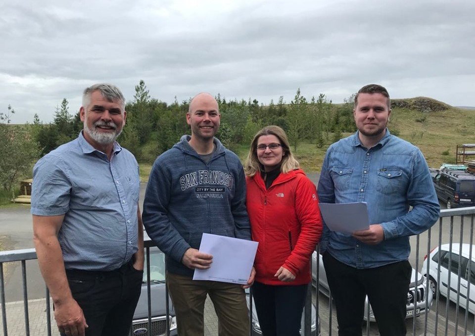 Réttarholt skrifar undir samning